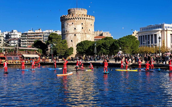 Θεσσαλονίκη: Κωπηλασία στον Θερμαϊκό ετοιμάζονται να κάνουν Αϊ-Βασίληδες (φωτ.)