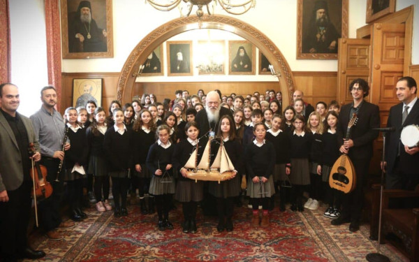 Παραδοσιακά κάλαντα στον Αρχιεπίσκοπο Ιερώνυμο από μαθητές και συλλόγους από όλη τη χώρα