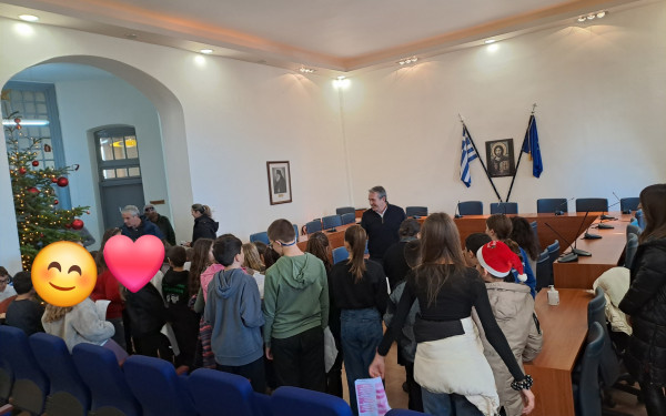 Χαλκιδική: Τα πρώτα χριστουγεννιάτικα κάλαντα ακούστηκαν στο Δημαρχείο Πολυγύρου (φωτ.)