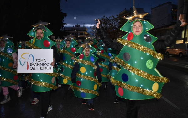 Η Λάρισα γιόρτασε τα Χριστούγεννα με παρέλαση αρμάτων (φωτ.)