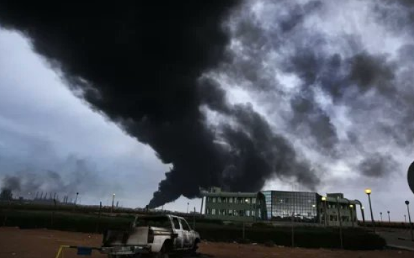 Λιβύη: Διυλιστήριο-κλειδί αναστέλλει τη λειτουργία του εξαιτίας μαχών
