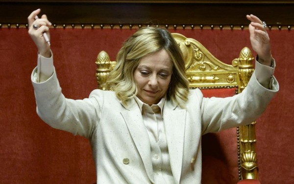 Ιταλικά ΜΜΕ: Η Μελόνι θέλει να αρχίσει ξανά τις αποστολές προσφύγων στα ιταλικά κέντρα στην Αλβανία