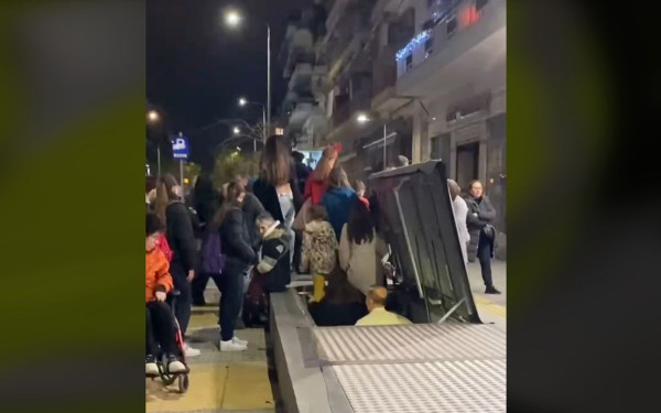 Μετρό Θεσσαλονίκης: Στο φως βίντεο που δείχνει τους επιβάτες του κολλημένου συρμού να βγαίνουν, από καταπακτές, στον δρόμο