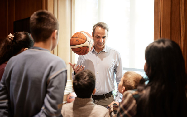 Κυρ. Μητσοτάκης: Αντάλλαξε ευχές και δώρα με παιδιά από το Παράρτημα Προστασίας Παιδιού και Νέων Αχαΐας - Σκαγιοπούλειο