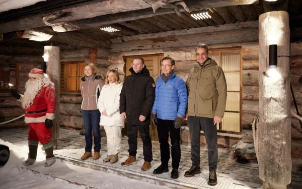 Κυρ. Μητσοτάκης - Λαπωνία: Τετ α τετ με τον Άγιο Βασίλη στη Σύνοδο των 5 μεταξύ Βορρά-Νότου - Δείτε εικόνες