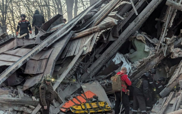Επίθεση με πύραυλο σε πολυκατοικία στην Ουκρανία - 1 νεκρός και 15 τραυματίες (βίντεο)