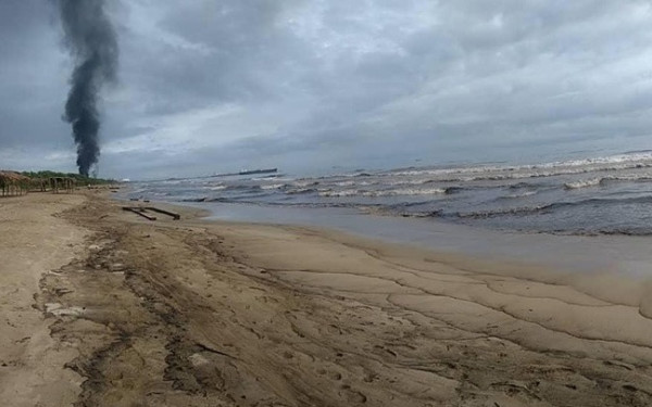 Ρωσία: Η πετρελαιοκηλίδα από την βύθιση δυο δεξαμενοπλοίων στην Μαύρη Θάλασσα καλύπτει σχεδόν 50 χλμ ακτογραμμής