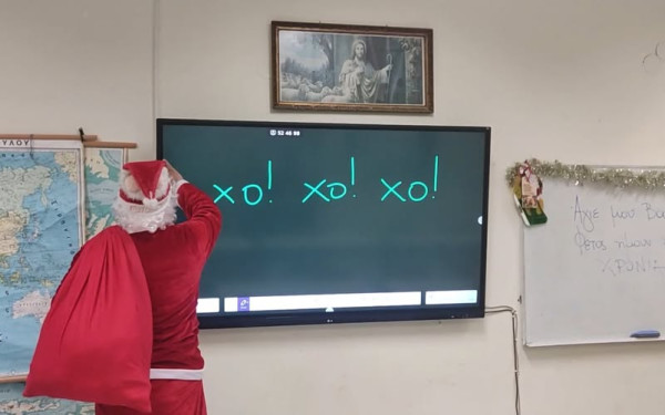Χαλκιδική: Ο Άγιος Βασίλης στο δημοτικό σχολείο Καλυβών - Γερακινής - Δείτε βίντεο