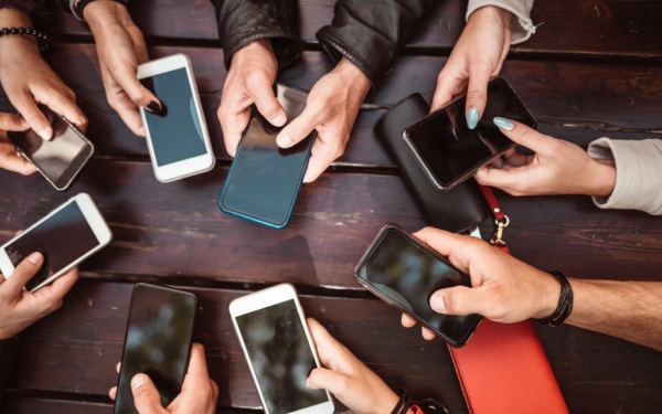 Social Media 2024: Oι κορυφαίες τάσεις σε ﻿Facebook, Tik Tok  και  Instagram