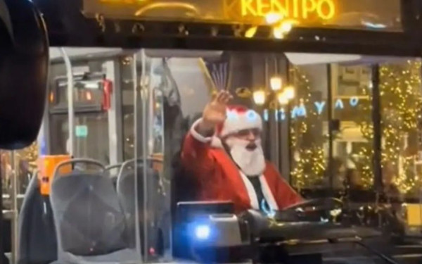 Θεσσαλονίκη: Ο... Άγιος Βασίλης άφησε το έλκηθρο και οδήγησε λεωφορείο του ΟΑΣΘ (βίντεο)