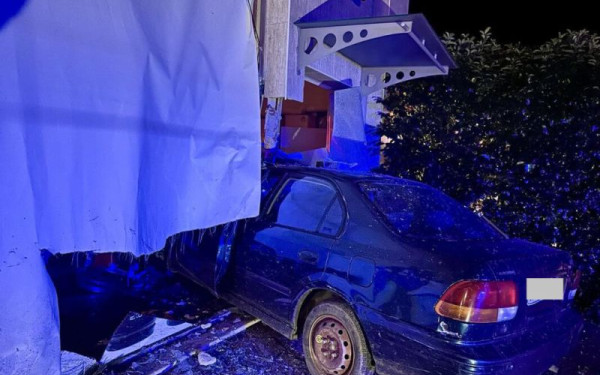 Αγρίνιο: Αυτοκίνητο, έπειτα από τροχαίο, «καρφώθηκε» στην είσοδο επιχείρησης υγραερίου (βίντεο, φωτ.)