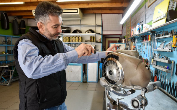 Λαρισαίος: Ο μηχανικός που δίνει νέα «ζωή» στα θρυλικά ιταλικά σκούτερ Βέσπα (φωτ.)