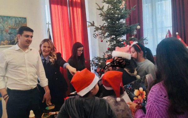 Θεσσαλονίκη: Παιδιά στόλισαν το χριστουγεννιάτικο δέντρο του πρωθυπουργικού γραφείου (φωτ.)