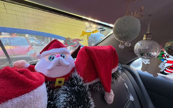 Ταξιτζής έβαλε γιρλάντες, λαμπάκια, αγιοβασίληδες και ξεκίνησε τις κούρσες