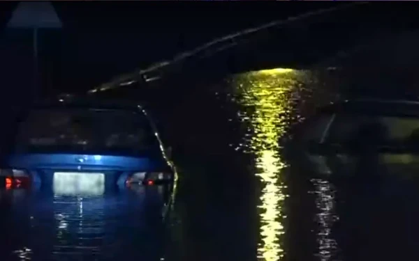 Eύβοια: Αυτοκίνητα έχουν βουλιάξει σε παράδρομο της Εθνικής στο Σχηματάρι - «Φούσκωσαν» τα ρέματα στη Λοκρίδα και την Αιδηψό (βίντεο)