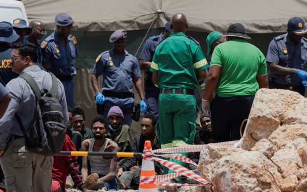 Νότια Αφρική: Διασώστες ανέσυραν 36 πτώματα, 82 επιζώντες από ένα παράνομο χρυσωρυχείο