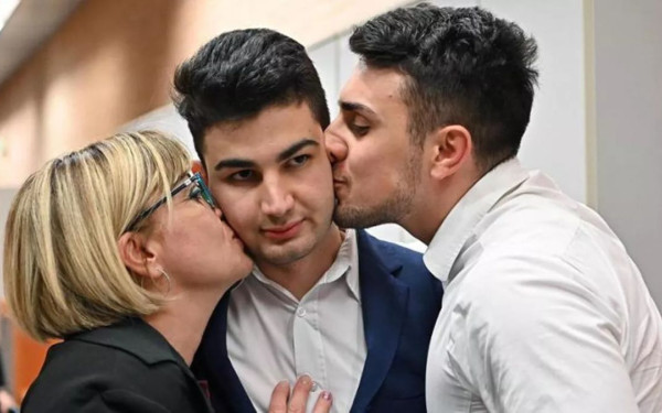 Ιταλία: Αθωώθηκε ο 22χρονος που σκότωσε τον μπαμπά του με 34 μαχαιριές