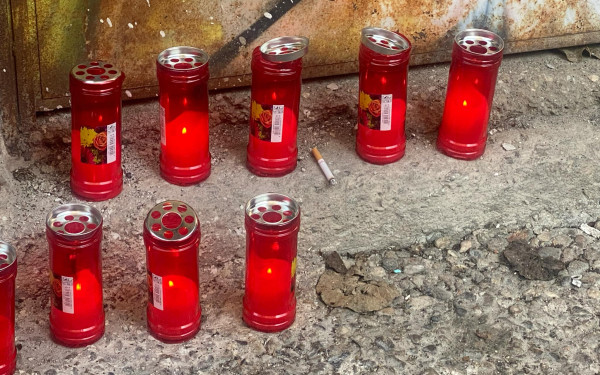 Σέρρες: Κεριά και τσιγάρα αναμμένα στο σημείο όπου δολοφονήθηκε ο 34χρονος