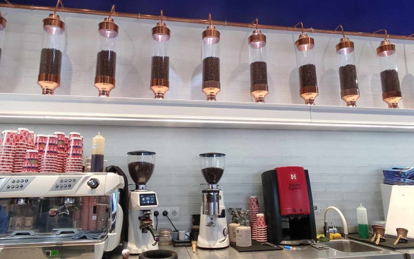 Έως και 30% η αύξηση στον καφέ - «Δεν κόβεται το αναγκαίο κακό» λένε οι Θεσσαλονικείς