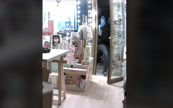 Θεσσαλονίκη: Βίντεο ντοκουμέντο από διάρρηξη σε κατάστημα παιχνιδιών στη Φλέμιγκ