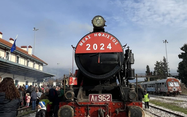 Δράμα: Ο Αϊ-Βασίλης έρχεται με τρένο για να μοιράσει δώρα (φωτ.)