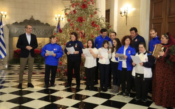 Ευχές και κάλαντα στον Κυριάκο Μητσοτάκη από αθλητές των Special Olympics (βίντεο, φωτ.)