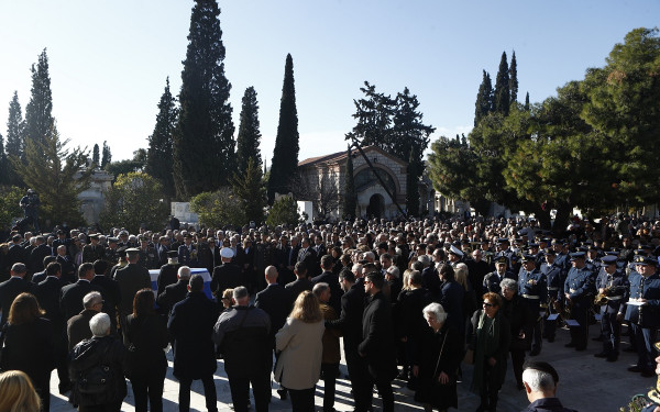 Δίπλα στον Α. Παπανδρέου η τελευταία οικία του Κώστα Σημίτη: «Αθάνατος» φώναζε ο κόσμος (βίντεο, φωτ.)