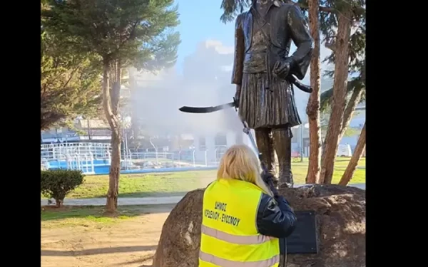 Δήμος Κορδελιού-Ευόσμου: Καθαρίστηκε το άγαλμα του ήρωα Κατσαντώνη μετά τον βανδαλισμό του
