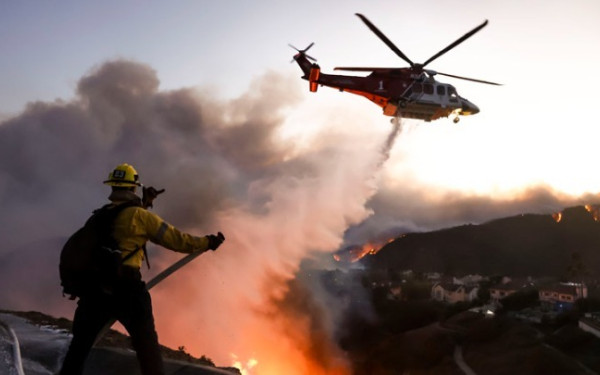 ΗΠΑ: Οι αριθμοί της πύρινης καταστροφής - 10 νεκροί, 10.000 κατεστραμμένα κτίρια, 180.000 εκκενώσεις, ζημιές 150 δισ. δολαρίων