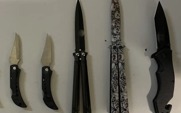 Αθήνα: Πέντε ανήλικοι πιάστηκαν «φορτωμένοι» με μαχαίρια μετά από συμπλοκή στο Παγκράτι (φωτ.)