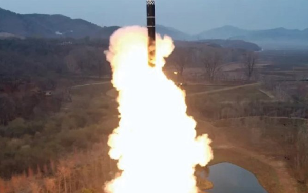 Βόρεια Κορέα: Νέα εκτόξευση βαλλιστικών πυραύλων προς τη θάλασσα της Ιαπωνίας