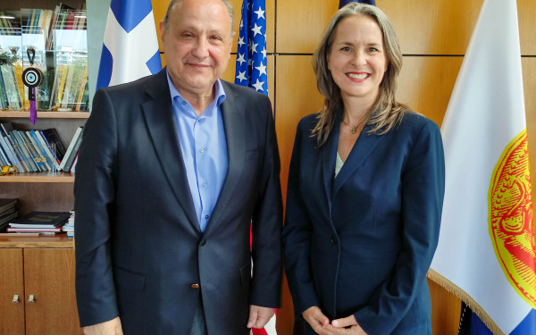 Ο Τζ. Τσούνης φεύγει, η Μαρία Όλσον αναλαμβάνει, μέχρι να έρθει η Κίμπερλι Γκίλφοϊλ