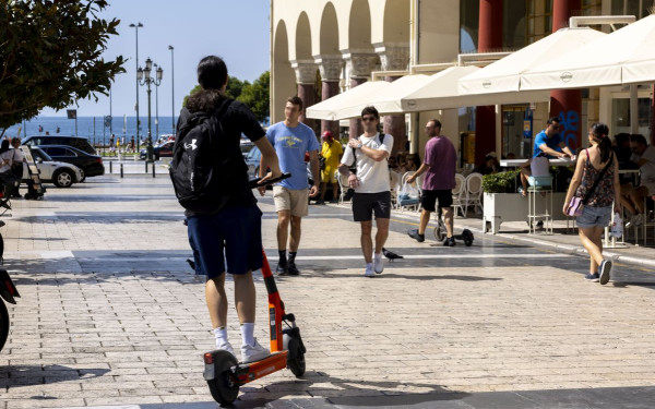 Ηλεκτρικά πατίνια στη Θεσσαλονίκη: Ξεπερνούν τη φαντασία οι παραβάσεις - Αύξηση των πωλήσεων στα κράνη λόγω ελέγχων