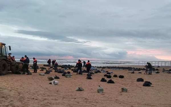 Η πετρελαιοκηλίδα στη Ρωσία και την Κριμαία συνεχίζει να εξαπλώνεται