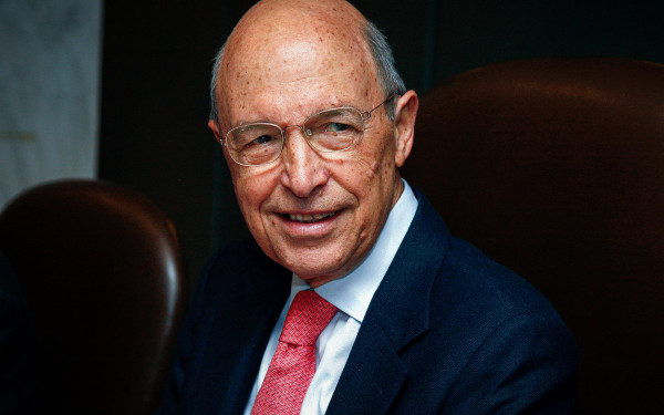 Ο γαλλικός Τύπος μιλά για τον ιδιαίτερο ρόλο του Κώστα Σημίτη στον χώρο των Ελλήνων Σοσιαλιστών, αλλά και στην ένταξη της Ελλάδας στο ευρώ