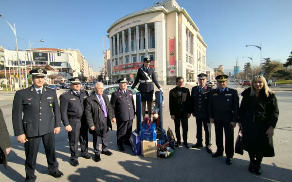 Η τροχονόμος μπήκε στο... βαρέλι και τήρησε το «έθιμο» στον Λευκό Πύργο (φωτ.)