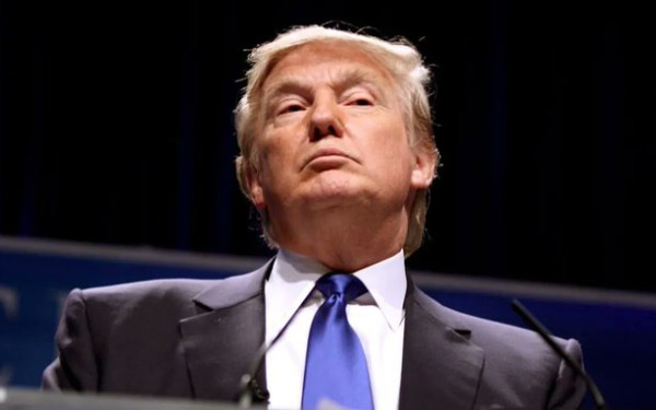 Τραμπ: Νέοι δασμοί των ΗΠΑ σε προϊόντα της ΕΕ θα ανακοινωθούν «πολύ σύντομα»