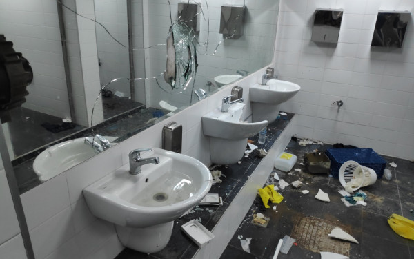 Θεσσαλονίκη: Άγνωστοι διέλυσαν τουαλέτες στη Νέα Παραλία - Μήνυση από τον δήμο