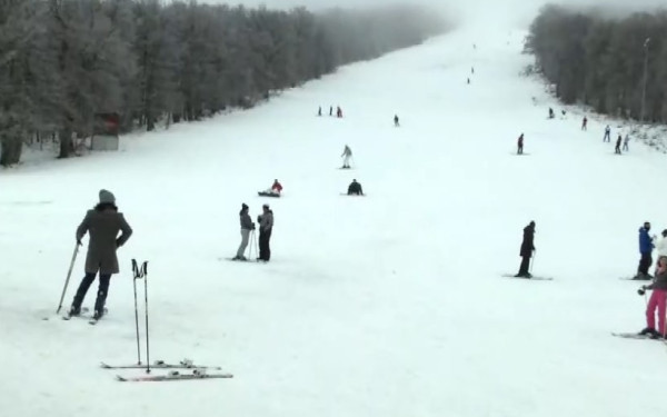 Σέρρες: «Βουλιάζει» από κόσμο το χιονοδρομικό κέντρο του Λαϊλιά (βίντεο)