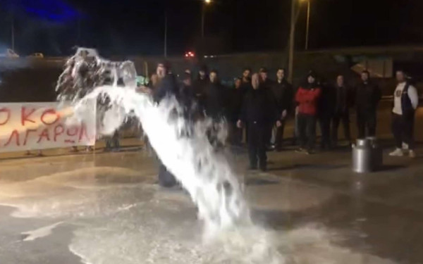 Θεσσαλονίκη: Έκλεισαν τον δρόμο και πέταξαν γάλα οι αγρότες στα Μάλγαρα (βίντεο)