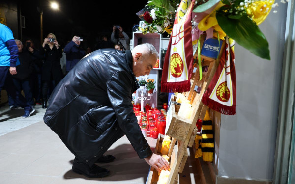 Θεσσαλονίκη: Δεκαεννέα κεριά στη μνήμη του Άλκη Καμπανού, τρία χρόνια μετά τη δολοφονία του