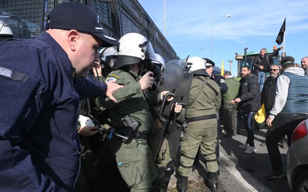 Μπλόκα αγροτών: Τραυματίστηκε αστυνομικός στα επεισόδια στον Ε-65 (βίντεο)