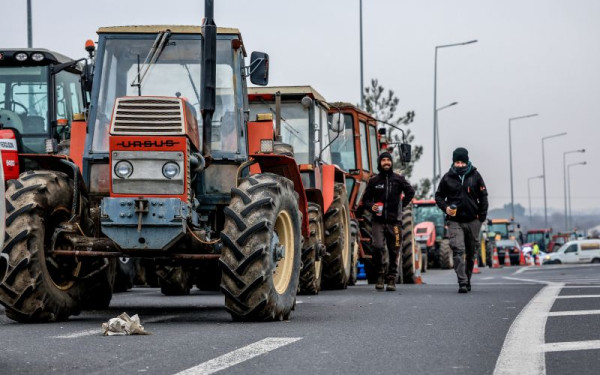 Αγρότες: Αναμμένες οι μηχανές στα τρακτέρ - Ενισχύονται τα μπλόκα (βίντεο)