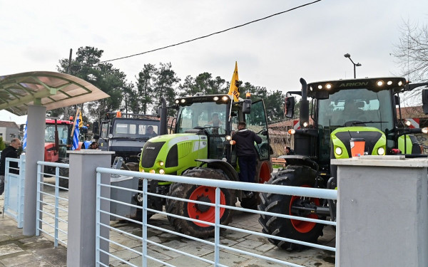 Λάρισα: Κινητοποίηση αγροτών στο κτίριο της Περιφέρεια Θεσσαλίας -  Τους στηρίζει ο Κουρέτας