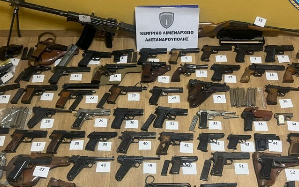 Αλεξανδρούπολη: Τούρκος μετέφερε με σκάφος 61 όπλα και χιλιάδες σφαίρες (βίντεο)
