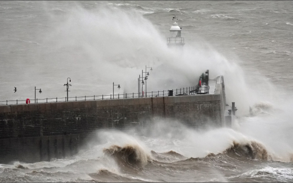 Ιρλανδία - καταιγίδα Έογουιν: Πάνω από 500.000 νοικοκυριά χωρίς ρεύμα λόγω σφοδρών ανέμων πρωτοφανούς ταχύτητας