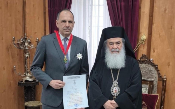 Ο Γ. Γεραπετρίτης παρασημοφορήθηκε από τον Πατριάρχη Ιεροσολύμων Θεόφιλο