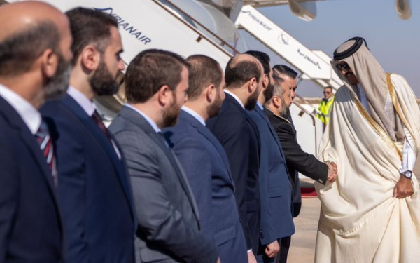 Ο εμίρης του Κατάρ έφτασε στη Δαμασκό πρώτη φορά μετά την πτώση του Άσαντ