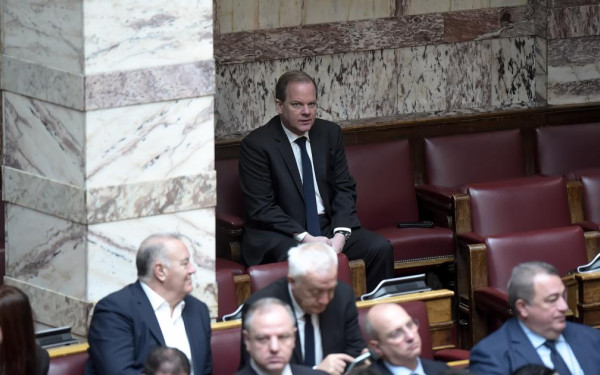 Τέμπη: Πρώτη μήνυση για τρία κακουργήματα κατά του πρώην υπουργού Μεταφορών Κ. Καραμανλή