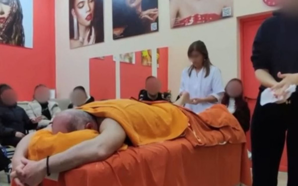 Εύβοια: Ο καθηγητής που του έκαναν μασάζ μαθητές λέει πως του ζήτησαν να κάνει το μοντέλο